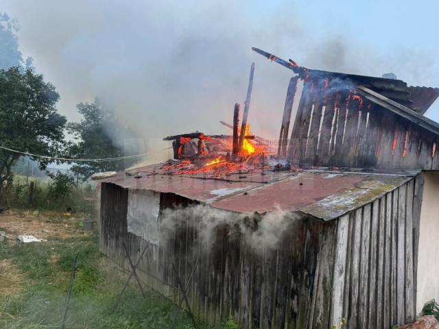 Casă incendiată intenționat