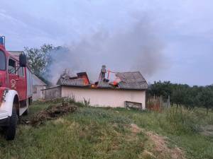 Casă incendiată intenționat