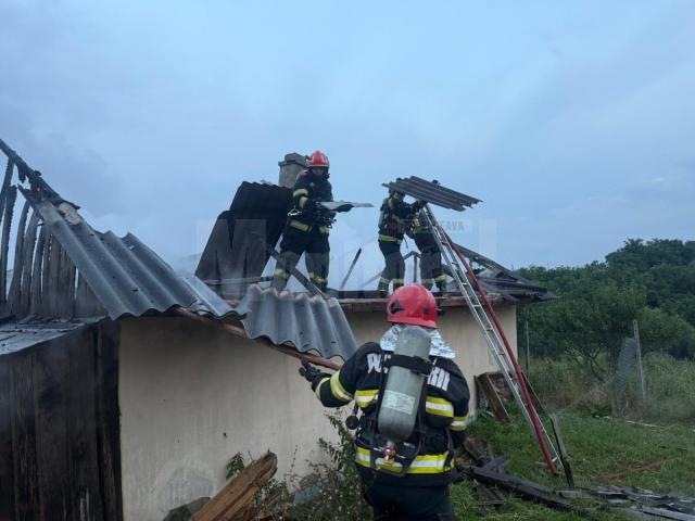 O casă din satul Poiana, comuna Zvoriștea, a fost distrusă în seara zilei de miercuri