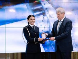 Polițistă de frontieră, decorată de ministrul de Interne după confiscarea a 1,4 milioane de dolari, în Vama Siret