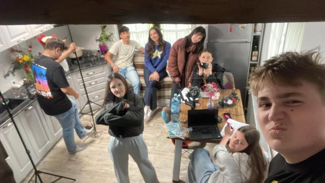 Elevi realizând scurtmetrajele