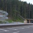 Pista de sanie de vară beneficiază de o parcare generoasă și de o clădire multifuncțională cu grupuri sanitare, casierie, spațiu de agrement și magazin