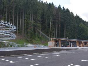 Pista de sanie de vară beneficiază de o parcare generoasă și de o clădire multifuncțională cu grupuri sanitare, casierie, spațiu de agrement și magazin