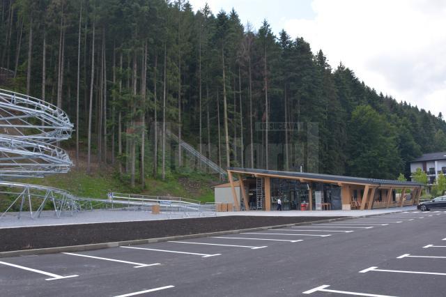 Pista de sanie de vară beneficiază de o parcare generoasă și de o clădire multifuncțională cu grupuri sanitare, casierie, spațiu de agrement și magazin