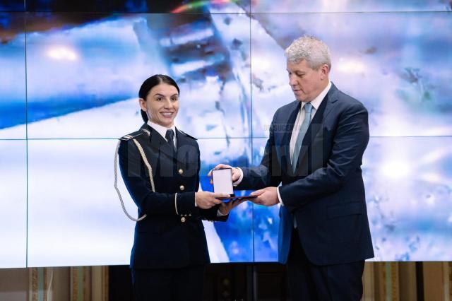 Polițista Lenuța Dabîca Ursachi, decorată de ministrul de Interne după confiscarea a 1,4 milioane de dolari, în Vama Siret
