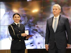 Polițista Lenuța Dabîca Ursachi, decorată de ministrul de Interne după confiscarea a 1,4 milioane de dolari, în Vama Siret