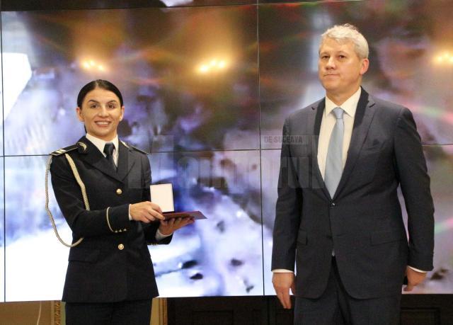 Polițista Lenuța Dabîca Ursachi, decorată de ministrul de Interne după confiscarea a 1,4 milioane de dolari, în Vama Siret