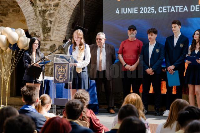 Iulia Popa, la microfon, la cursul festiv