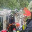 Tir răsturnat într-o râpă din apropierea E85, iar șoferul a rămas încarcerat