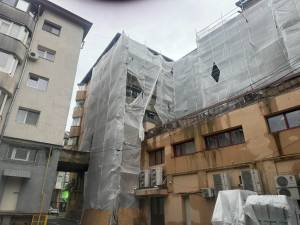 Primăria Suceava somează firmele care reabilitează blocurile din centru să remedieze urgent pagubele produse de ploi