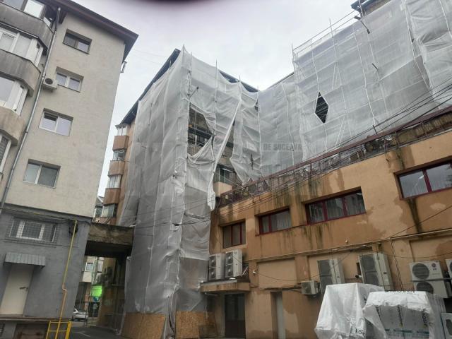 Primăria Suceava somează firmele care reabilitează blocurile din centru să remedieze urgent pagubele produse de ploi