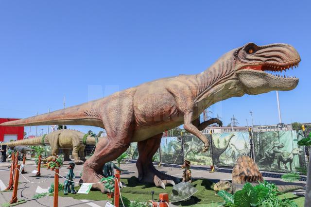 Sâmbătă se deschide la Iulius Mall Suceava expoziția de animale marine gigant și dinozauri animatronici. 50 de exemplare!