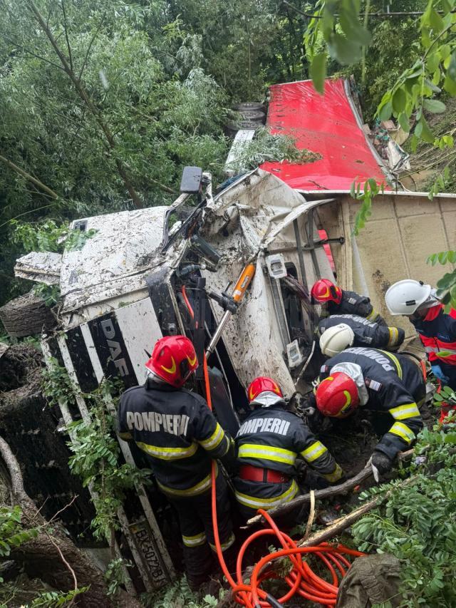 Tir răsturnat într-o râpă din apropierea E85