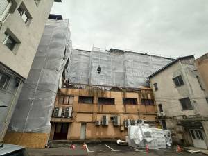 Primăria Suceava somează firmele care reabilitează blocurile din Centru să remedieze urgent pagubele produse de ploi