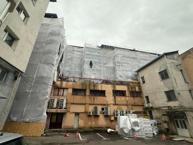 Primăria Suceava somează firmele care reabilitează blocurile din Centru să remedieze urgent pagubele produse de ploi