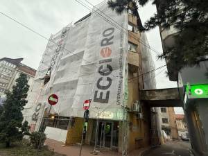 Primăria Suceava somează firmele care reabilitează blocurile din Centru să remedieze urgent pagubele produse de ploi