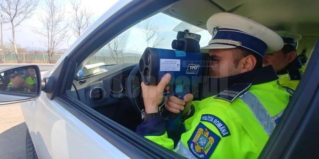 Șoferul circula cu viteză excesivă (foto generic)