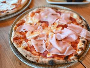 Restaurantul „ONE” – Pizzerie: bunătăți după rețete italiene fabuloase, cu arome delicioase, pregătite de bucătari școliți de specialiști italieni