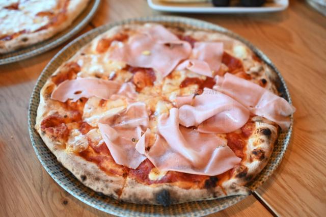Restaurantul „ONE” – Pizzerie: bunătăți după rețete italiene fabuloase, cu arome delicioase, pregătite de bucătari școliți de specialiști italieni