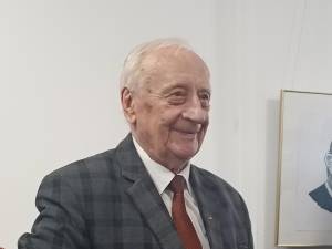 Artistul Radu Bercea in cadrul expozitiei deschise la Gura Humorului