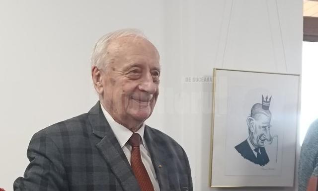 Artistul Radu Bercea in cadrul expozitiei deschise la Gura Humorului
