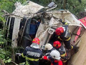 Șoferul care a zburat cu tirul într-o râpă, la Dănila, a scăpat cu viață