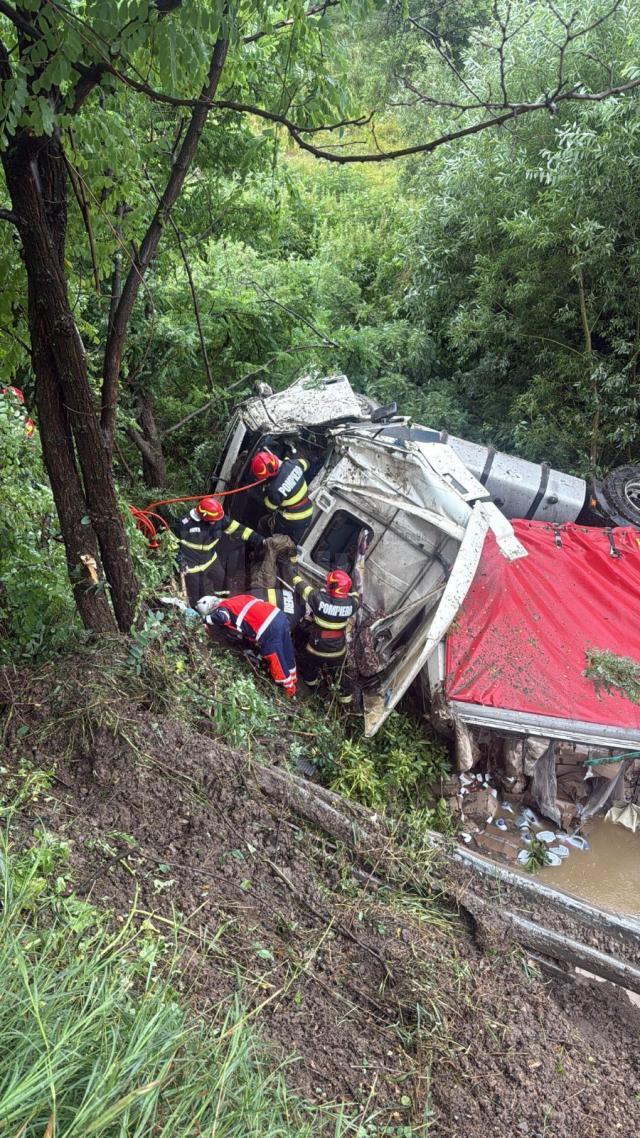 Șoferul care a zburat cu tirul într-o râpă, la Dănila, a scăpat cu viață