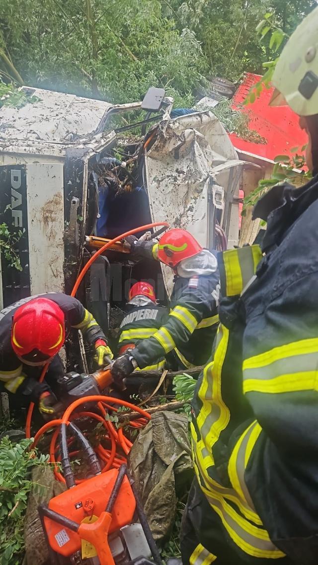 Șoferul care a zburat cu tirul într-o râpă, la Dănila, a scăpat cu viață