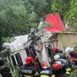 Șoferul care a zburat cu tirul într-o râpă, la Dănila, a scăpat cu viață