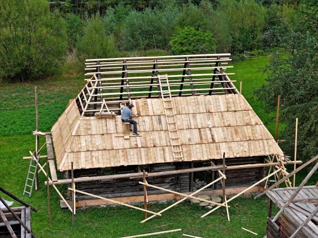 Bătutul draniței, acoperitul casei