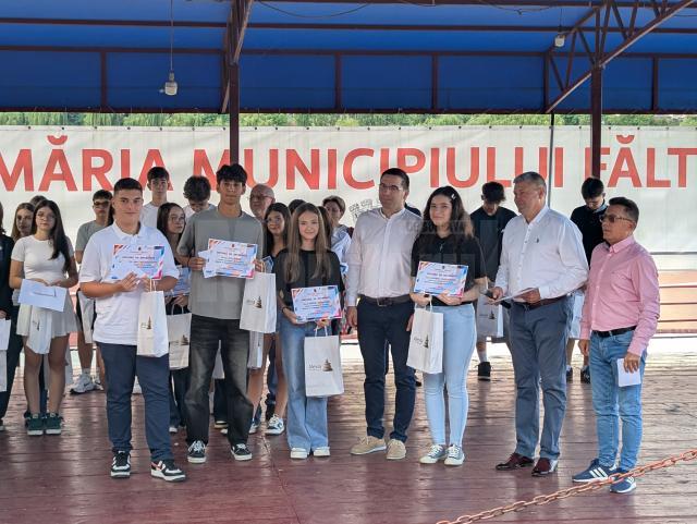 72 de elevi din Fălticeni au fost premiați de primarul Cătălin Coman