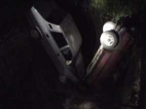Două maşini, căzute pe DN 17, într-o groapă de patru metri