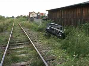 Autoturism lovit de tren şi târât aproape 200 de metri de-a lungul căii ferate