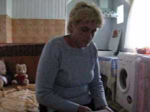 O femeie din Liteni vrea sa o scoata in strada pe sora ei si fiica acesteia bolnave de SIDA