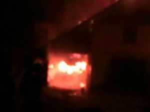 Maşină distrusă de flăcări, într-un service auto din Suceava