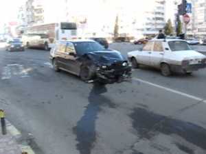 Accident în intersecţia Mărăşeşti, după ce un şofer a trecut pe roşu