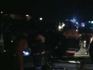 Un mort, o tânără rănită grav şi două maşini făcute zob, la ieşirea din Suceava