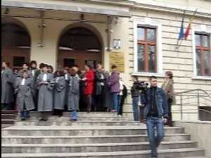 Grefierii suceveni, a doua zi de proteste în faţa Palatului de Justiţie 