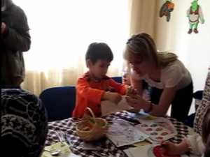 Copiii cu dizabilitati de la Scheia se pregatesc de Pasti