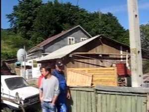 Familie în pericol după ce o betoniera a „plonjat” în faţa casei
