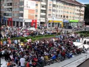 Peste o mie de suceveni au sustinut echipa de handbal in centrul Sucevei