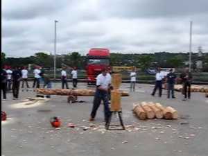 Concurs de taiat lemne la Iulius Mall