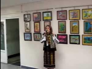 Expoziţie de pictură şi muzică populară, în holul poliţiei