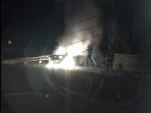 O maşină în care se aflau 6 tineri, în flăcări după un teribil accident