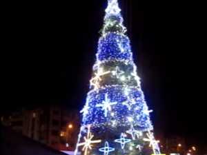 Luminile de sarbătoare aprinse in bradul de Craciun din centrul Sucevei