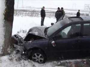 Un mort şi şase răniţi, în câteva ore, după accidente din cauza zăpezii