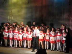 Pe aceeasi scenă, Franco Midiri, copii de la Palatul Copiilor si copii cu nevoi speciale de la Blijdorp