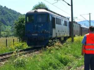 Sute de călători blocaţi în trenuri, după ce un şofer a distrus un stâlp CFR