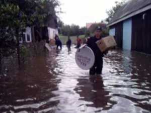 Scene de coşmar cu oameni surprinşi de inundaţii, prin ochii salvatorilor