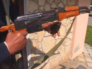 O armată de poliţişti caută armele furate de la cantonul din Pătrăuţi